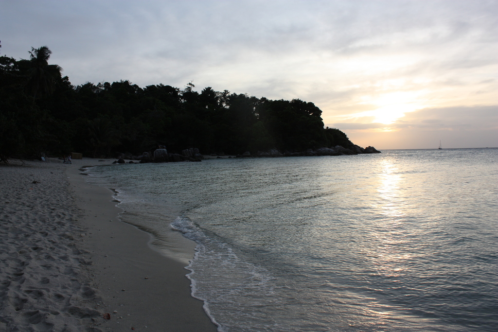 Le soleil se couche sur la plage de Koh Lipe
