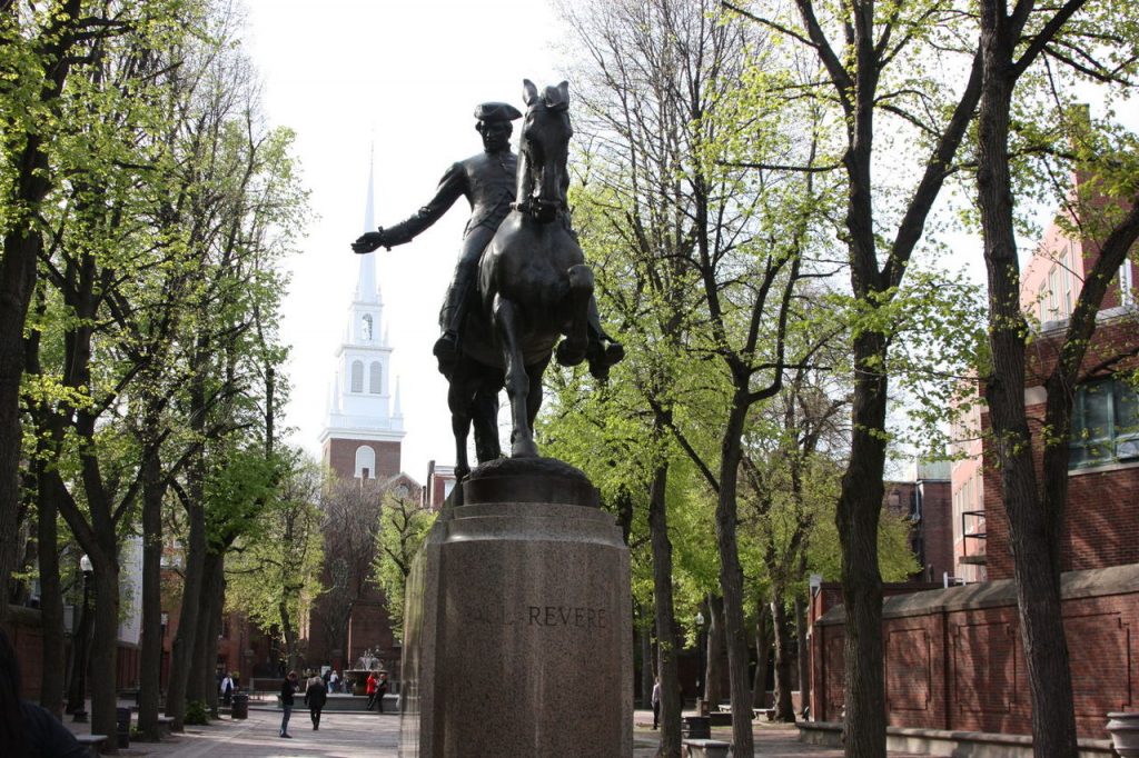 Statue de Paul Revere à Old North Church à Boston