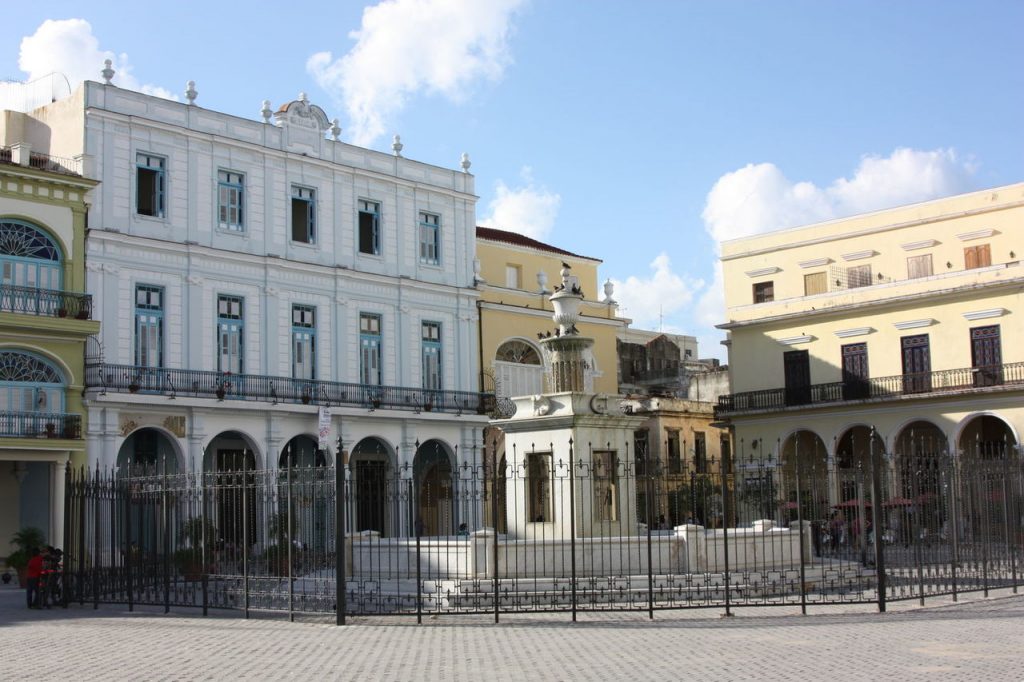 La Plaza Vieja à Cuba