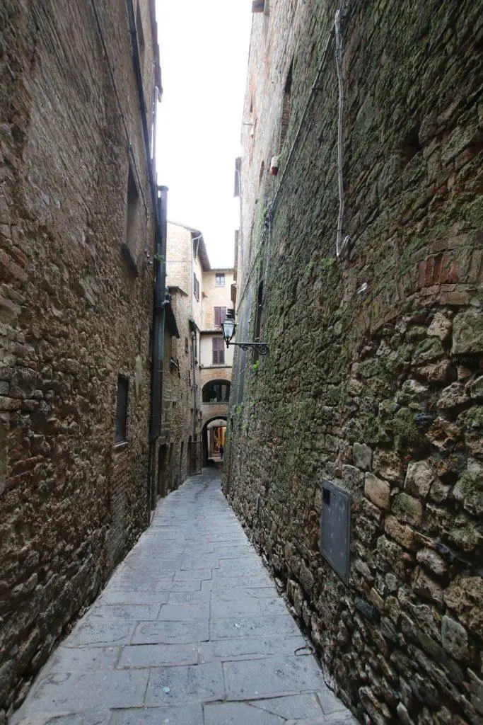 Ruelles de Volterra sous la pluie
