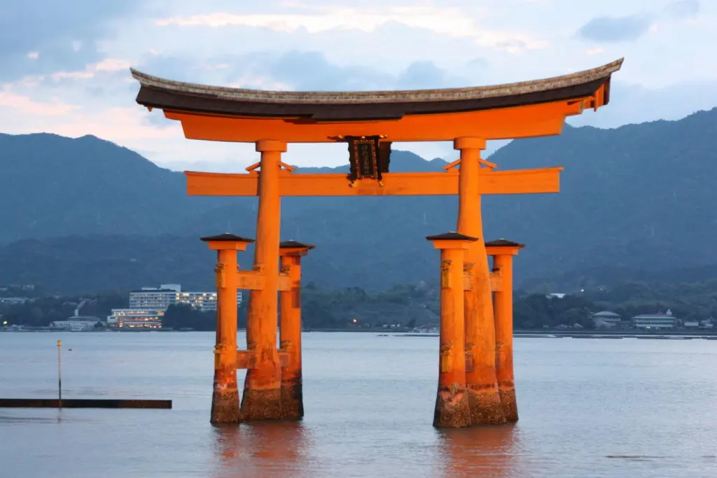 Torii de Miyajima à la tombée du jour