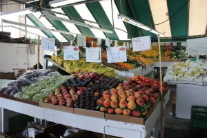 Étals du marché Jean-Talon à Montréal