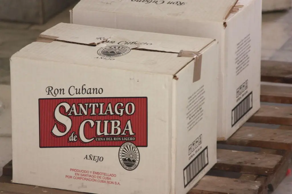 Caisses de rhum exposées au Museo del Ron de Santiago de Cuba