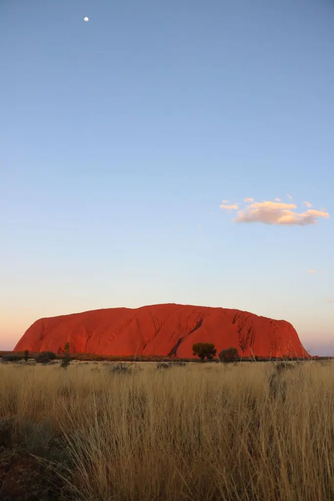 Uluru embrasé par le coucher du soleil