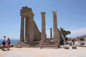 Acropole de Lindos au-dessus du village blanc
