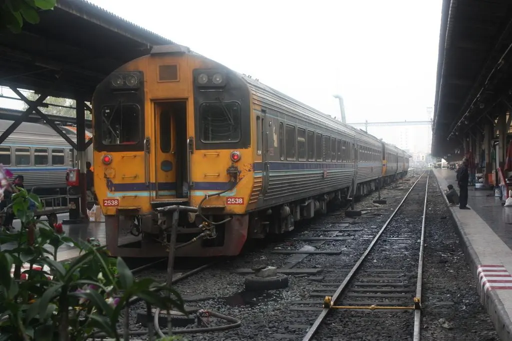 Train thaïlandais pendant l'excursion à Ayutthaya