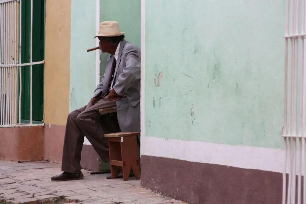 Habitant fumant un cigare dans une rue de Trinidad