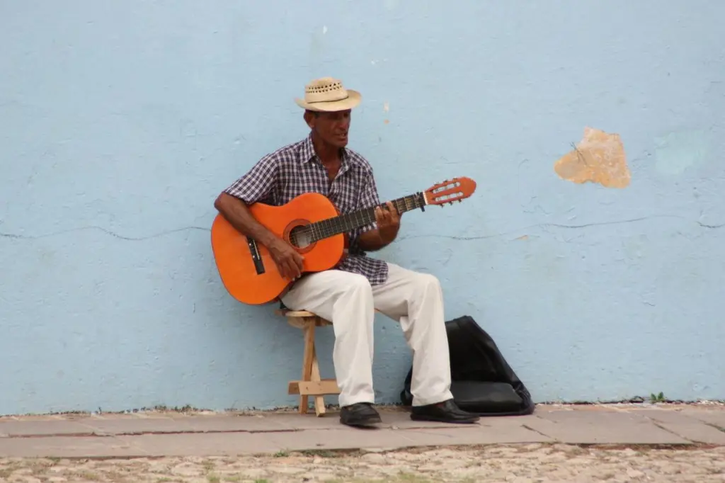 Musicien dans une ruelle colorée de Trinidad