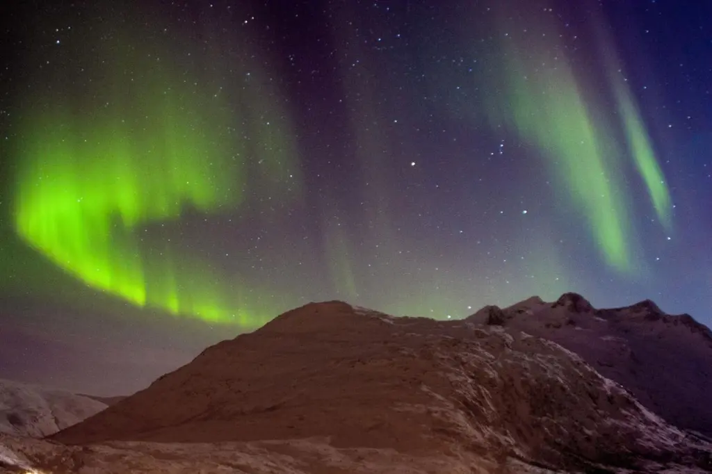 Aurore boréale au-dessus des montagnes près de Tromsø