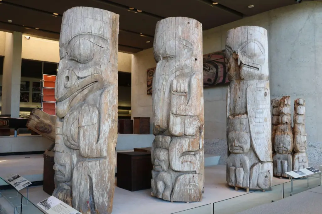 Totems exposés au Museum of Anthropology de Vancouver