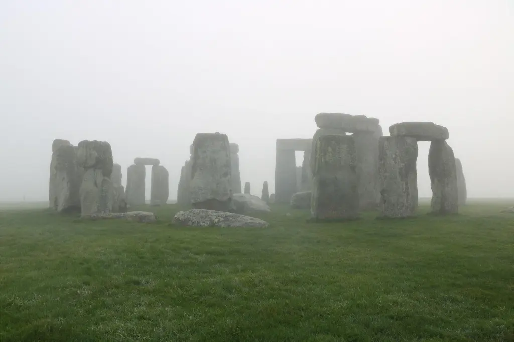 Stonehenge dans la brume
