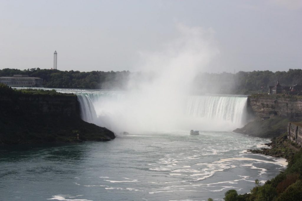 Bateau au pied des chutes du Niagara