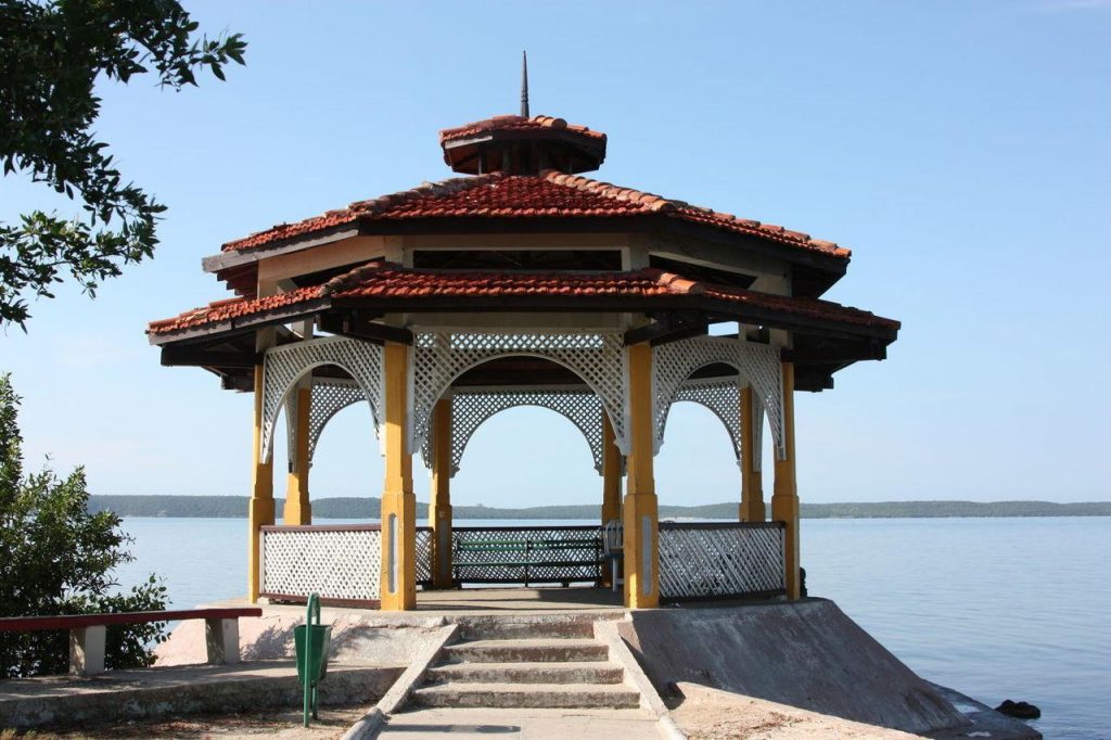 Petit parc en bord de baie à Cienfuegos