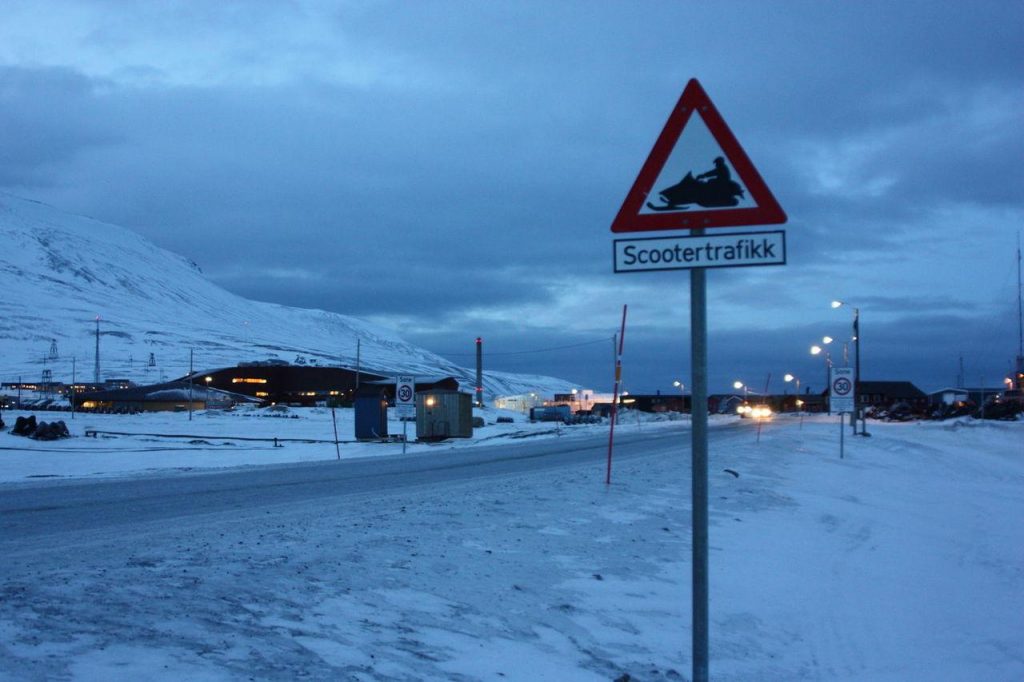 Motoneige stationnée dans la neige au Svalbard