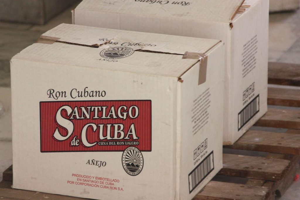 Caisses de rhum exposées au Museo del Ron de Santiago de Cuba