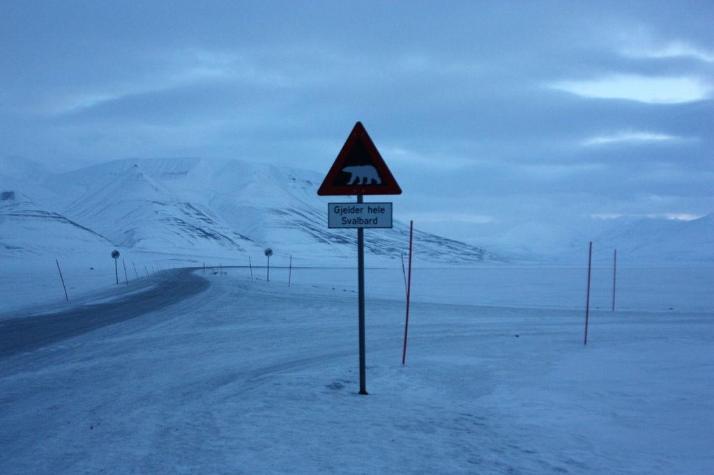 Panneau indiquant la zone sécurisée au Svalbard face au risque d'ours polaires