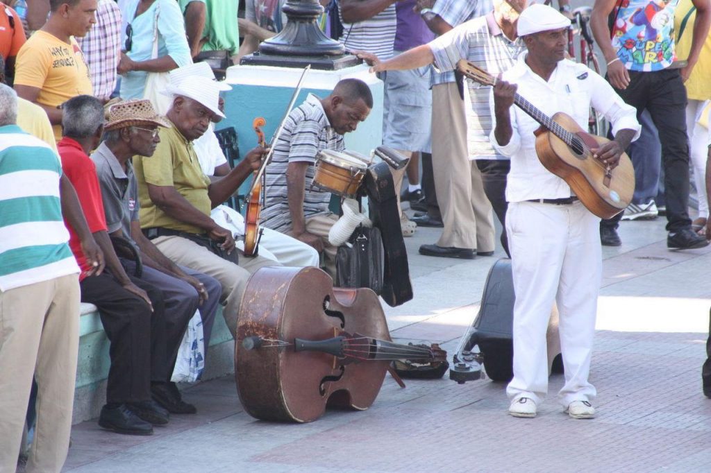 Musiciens sur le Parque Céspedes à Santiago de Cuba