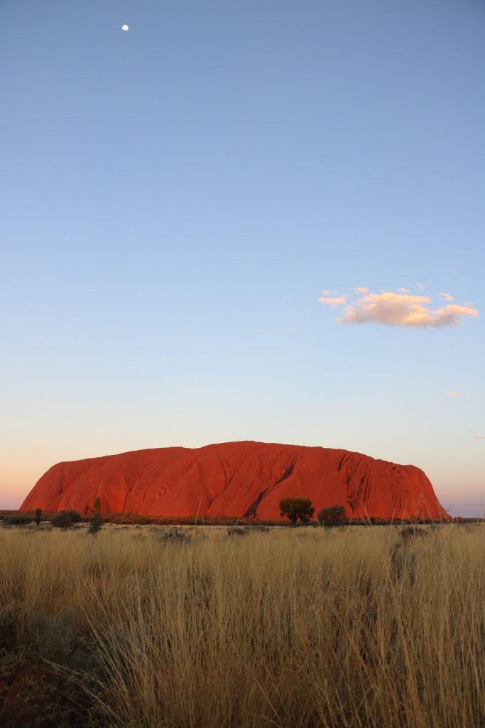 Uluru embrasé par le coucher du soleil