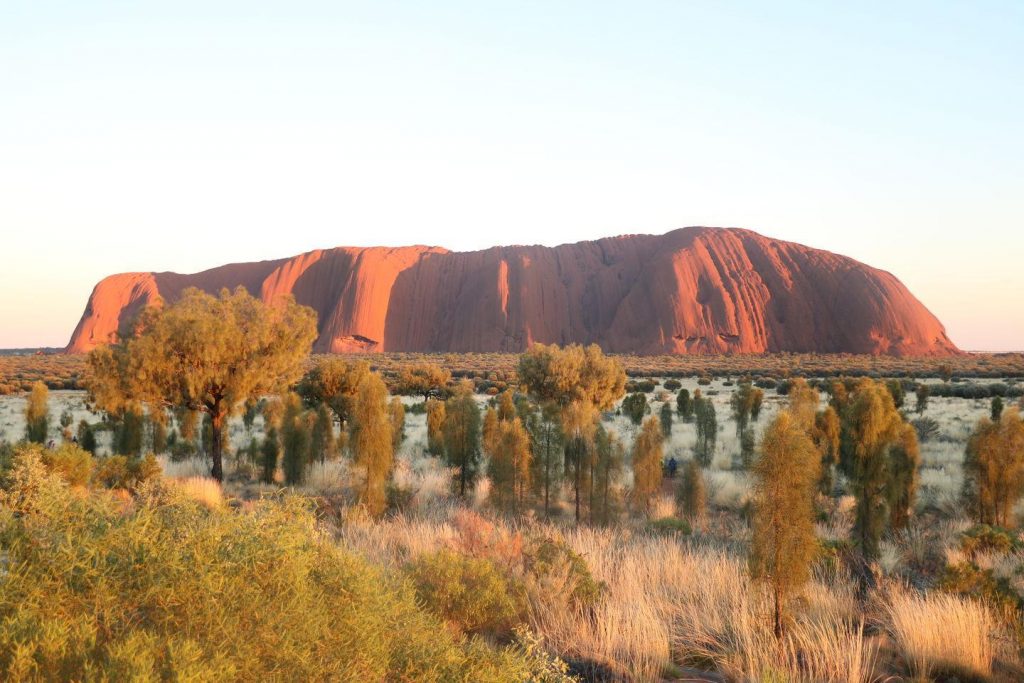 Lever du soleil sur Uluru depuis Nyakunytjaku