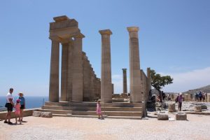 Acropole de Lindos au-dessus du village blanc