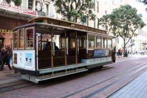 Cable car historique dans les rues de San Francisco
