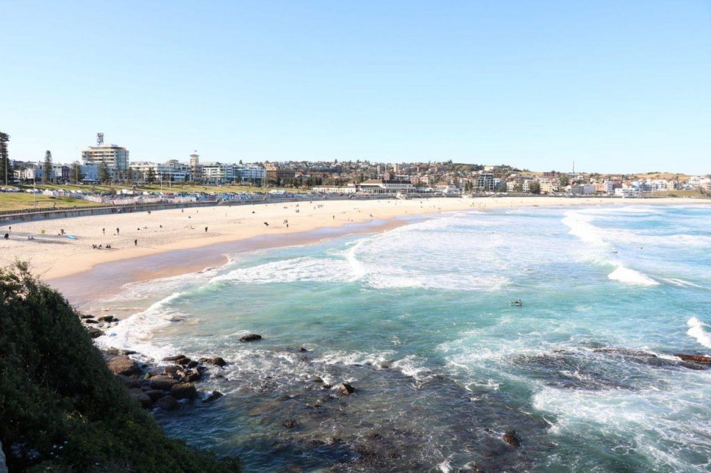 Surfeurs à Bondi Beach près de Sydney