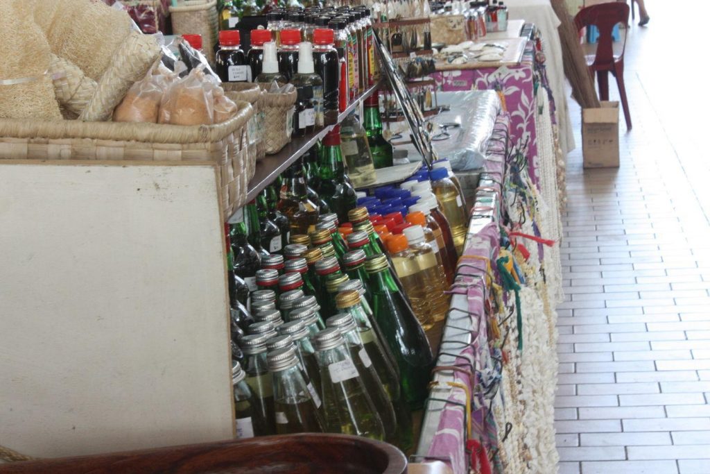 Bouteilles de monoï au marché de Papeete