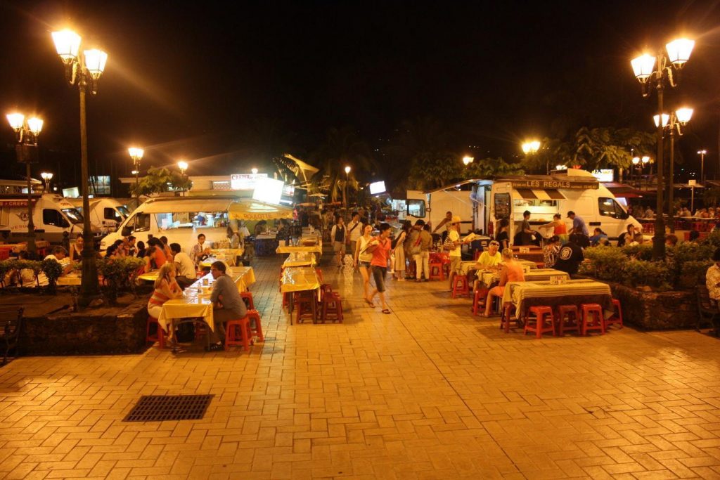Roulottes et restaurants de plein air à Papeete