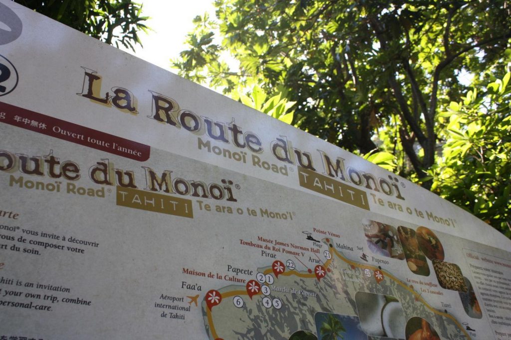 Panneau de la route du Monoï à Tahiti