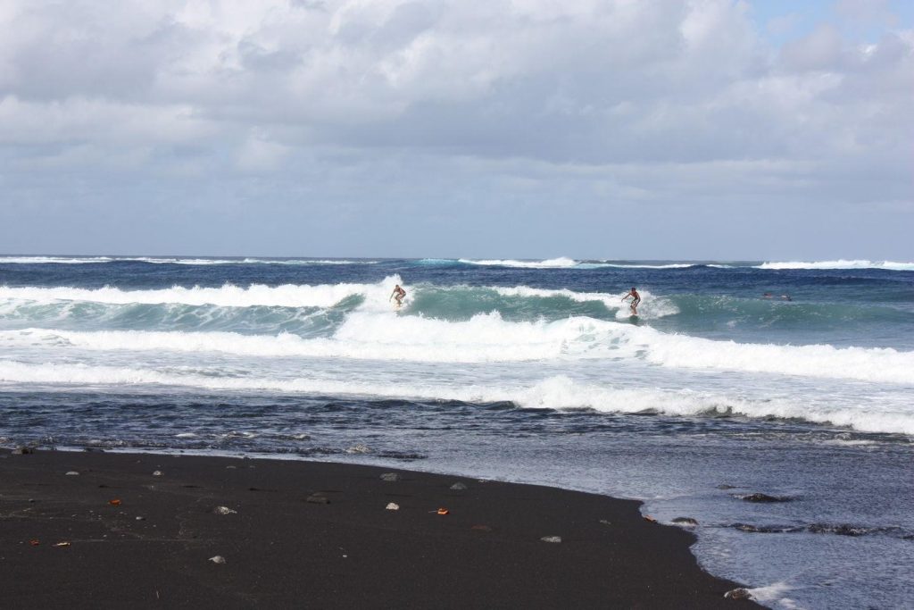 Plage de sable noir de Taharuu à Tahiti