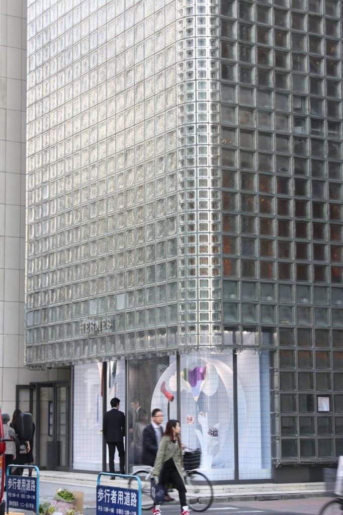 Façade de la tour Hermès dans le quartier de Ginza
