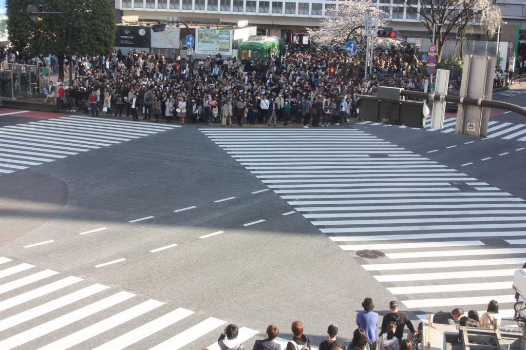 Carrefour de Shibuya vu depuis la rue