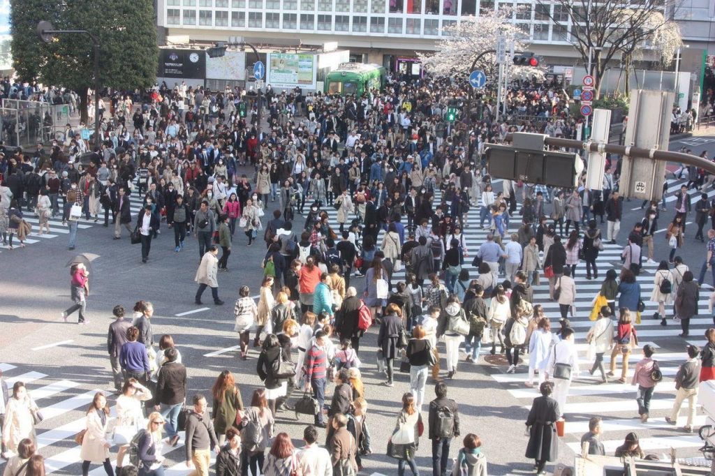 Foule traversant le carrefour de Shibuya