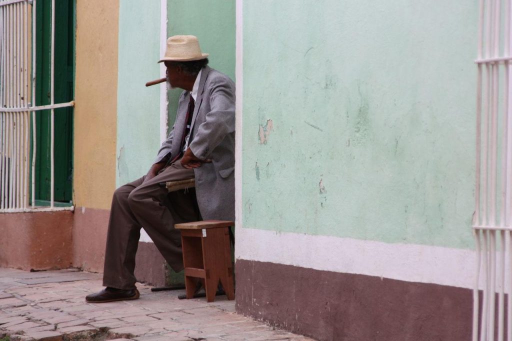 Habitant fumant un cigare dans une rue de Trinidad