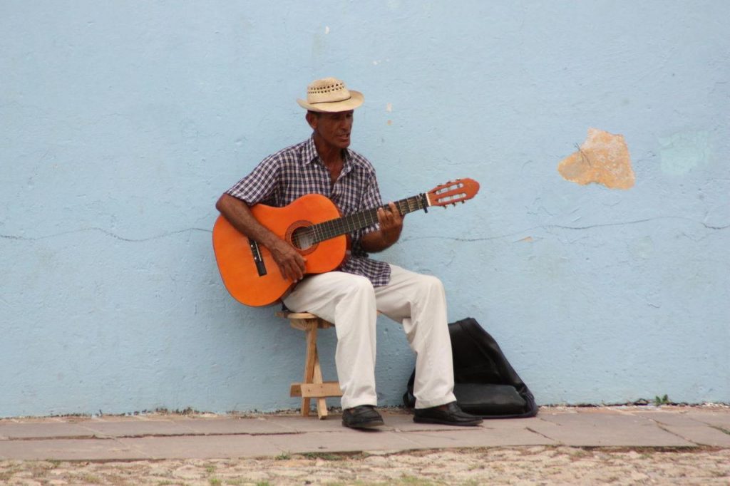 Musicien dans une ruelle colorée de Trinidad