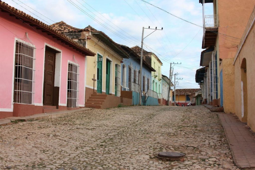 Ruelle pavée de Trinidad pendant le safari photo