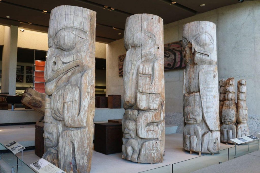 Totems exposés au Museum of Anthropology de Vancouver