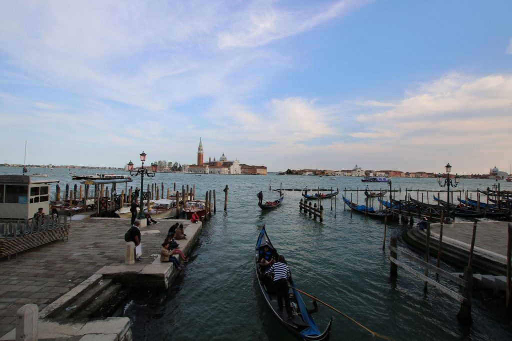 Vue depuis la gondole à Venise