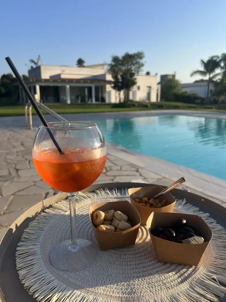 Aperol Spritz au bord de la piscine de l'Agriturismo Tenuta Cursano