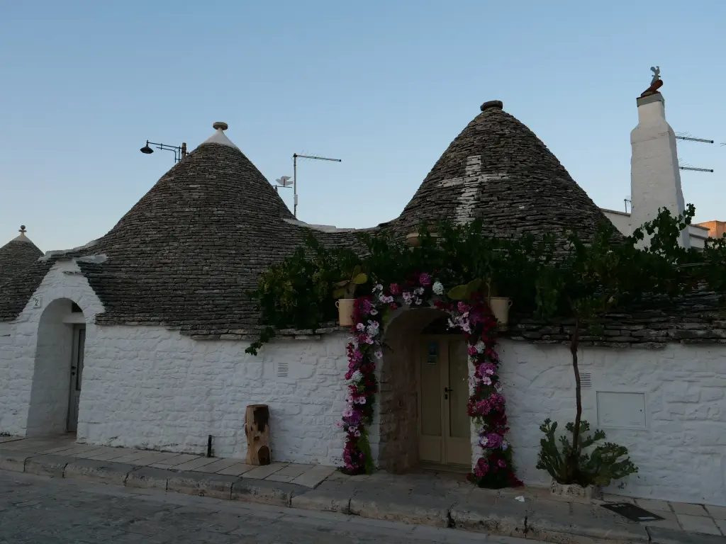 Ruelle blanche bordée de trulli à Alberobello