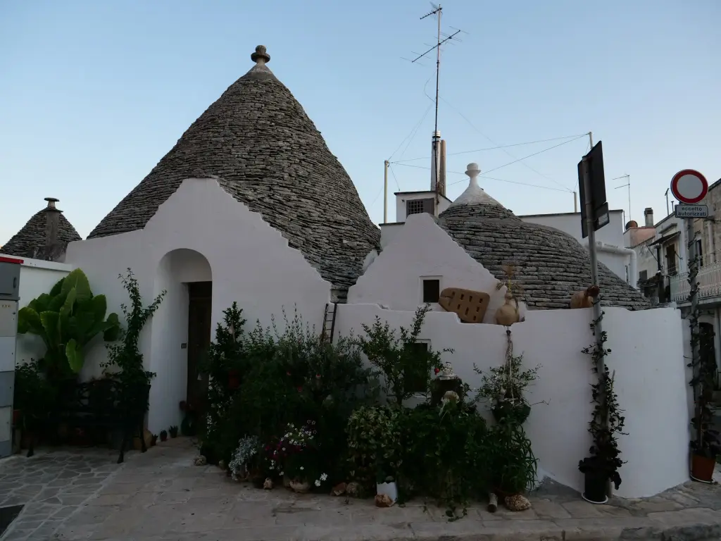 Trulli et façades blanches dans les rues d'Alberobello