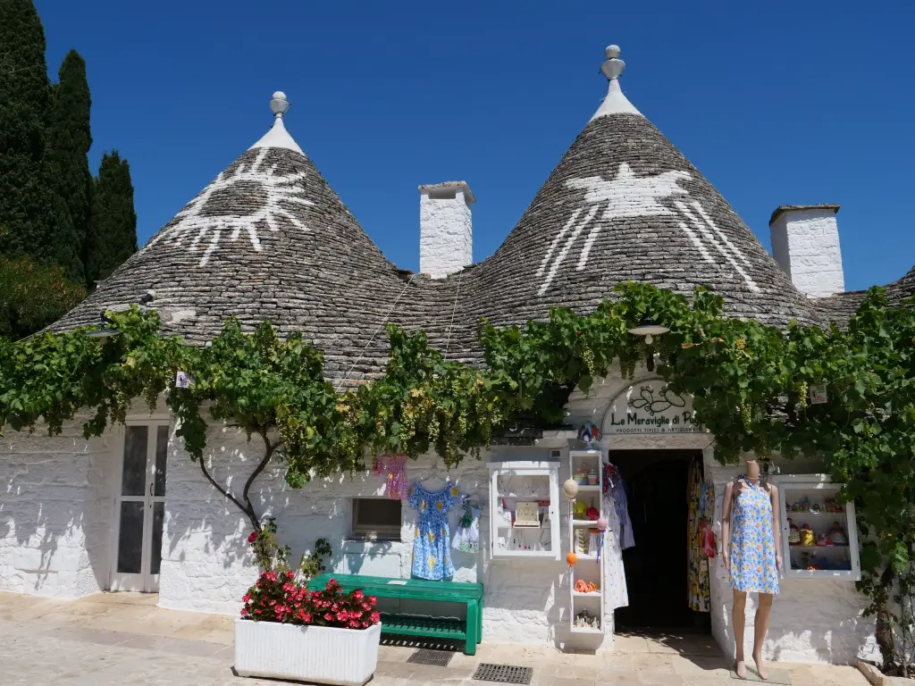 Façade fleurie d'un trullo à Alberobello