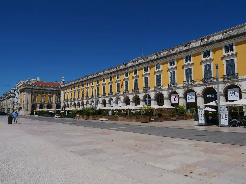 Arcades jaunes de la Praça do Comércio à Lisbonne