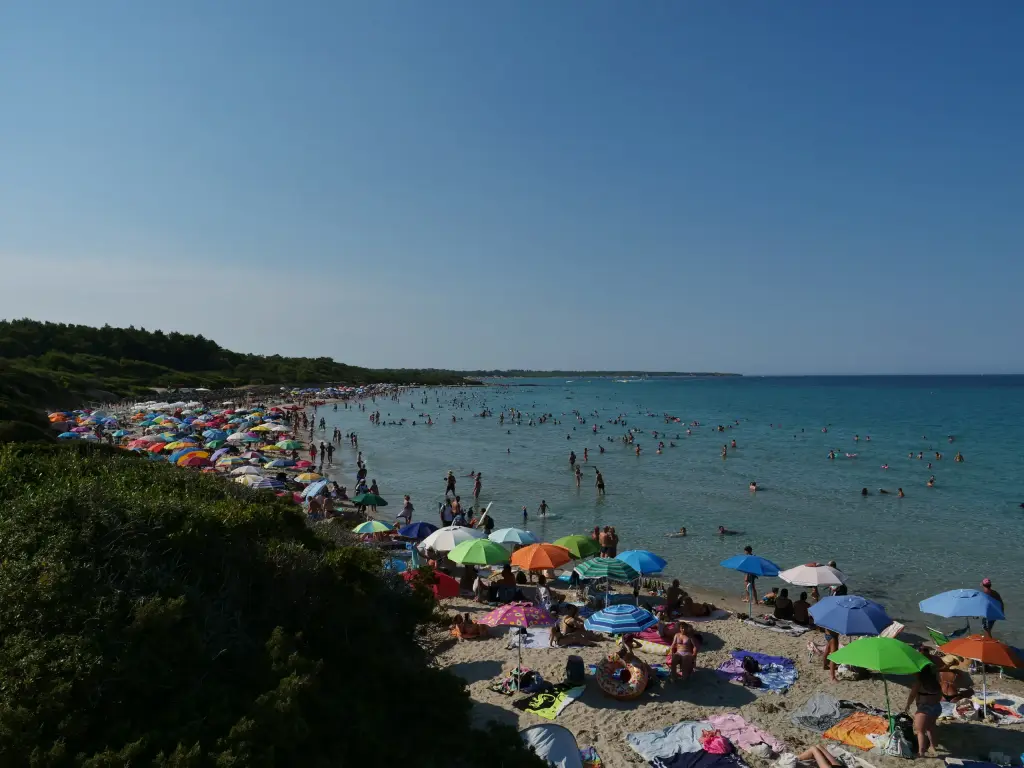 Plage fréquentée de la Baia dei Turchi près d'Otranto