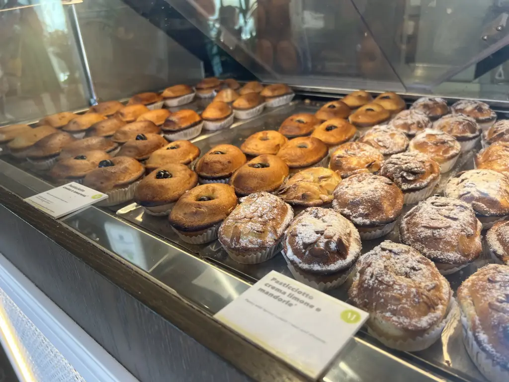 Pasticciotti dans une vitrine Martinucci à Bari