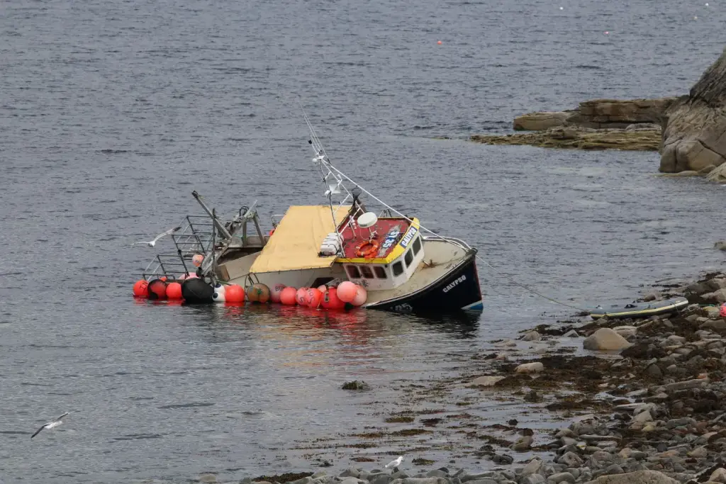 Petit bateau de pêche dans le port d'Elgol sur l'île de Skye