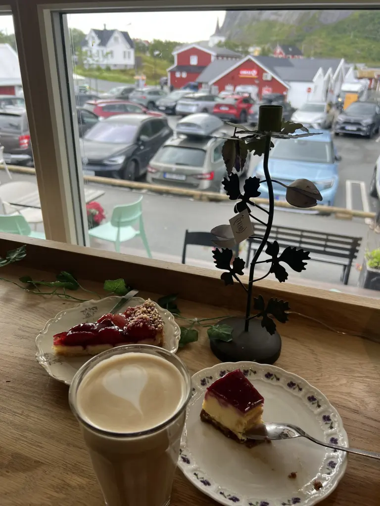 Café et gâteau chez Bringen Kaffebar à Reine