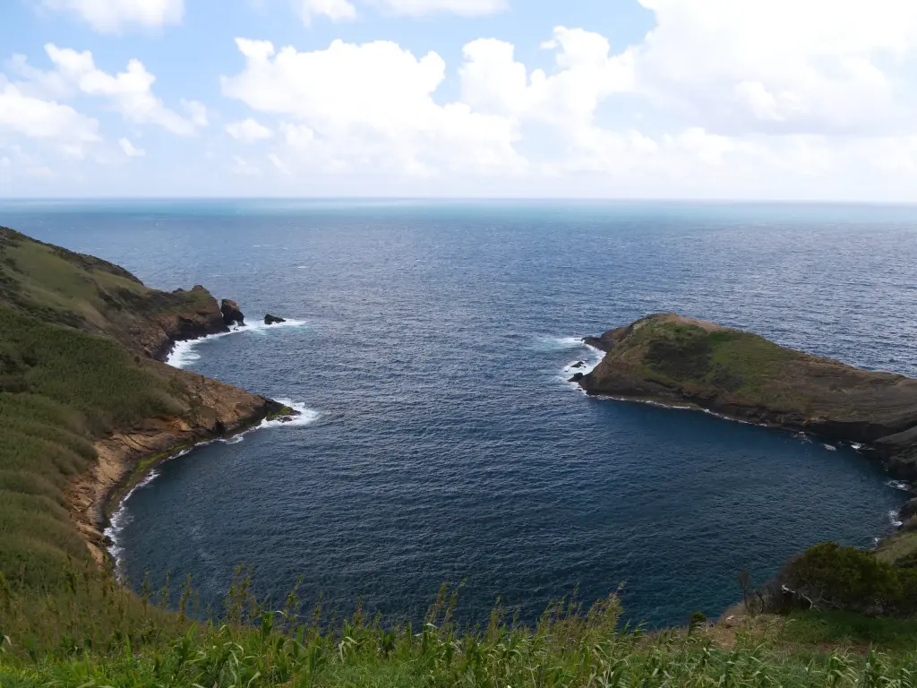 Caldeira du Monte da Guia au-dessus de l'océan