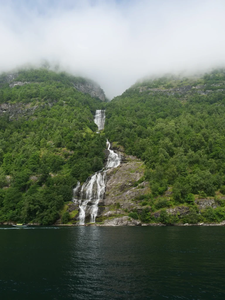 Cascades observées depuis la croisière sur le Geirangerfjord