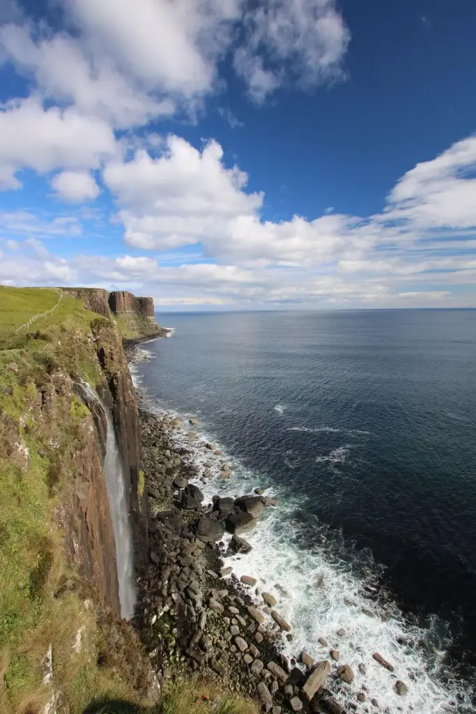 Cascade de Kilt Rock tombant le long des falaises de Skye